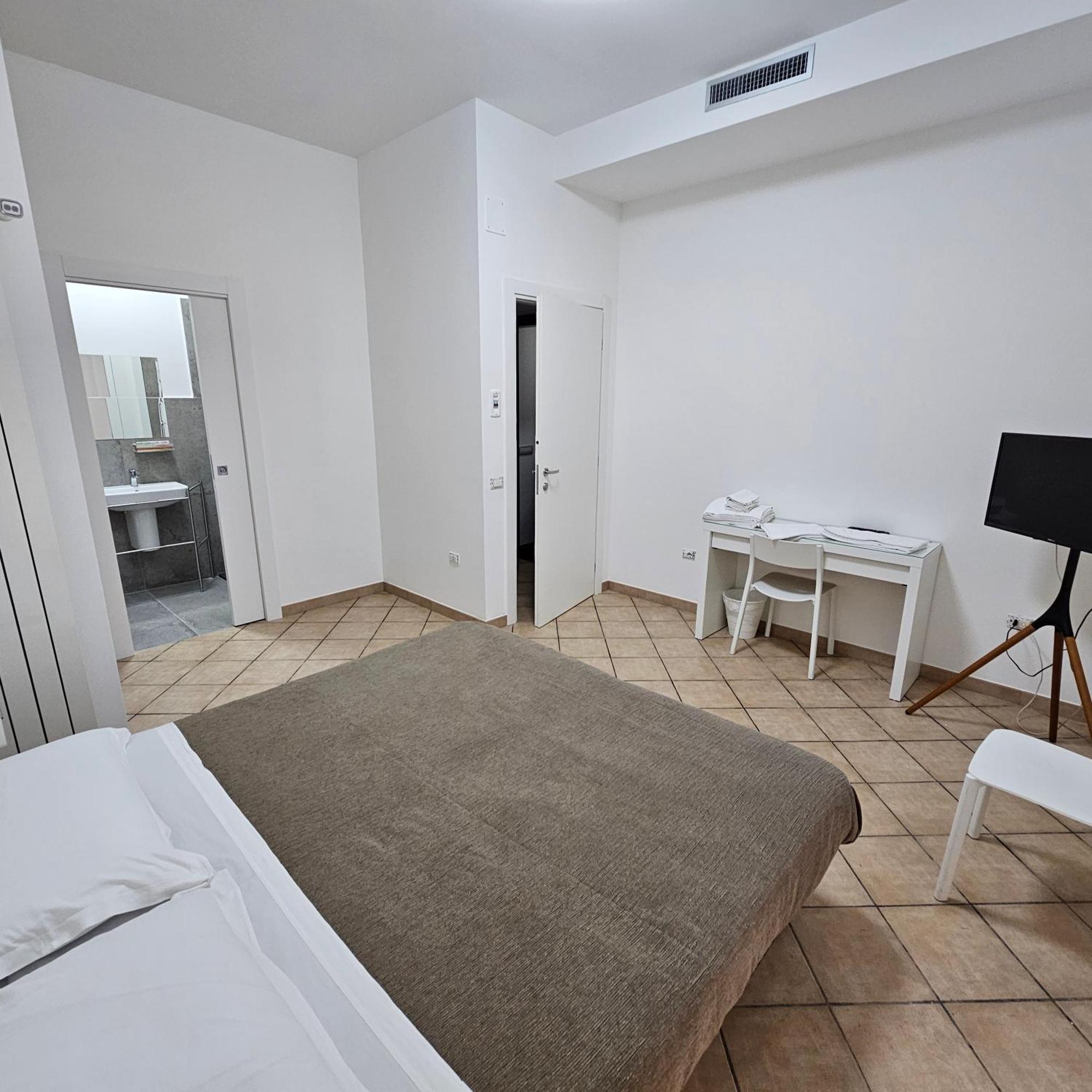 Room & Parking In Centro Citta Con Parcheggio Privato E Wifi Potenza Dış mekan fotoğraf